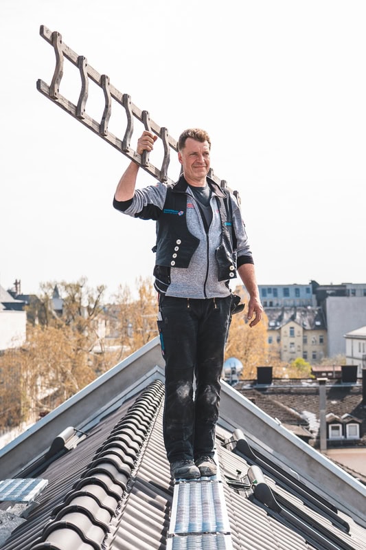 Dachdecker mit Holzbalken