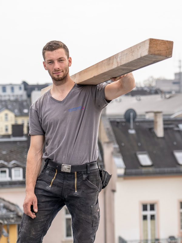 Dachdecker mit Holzbalken