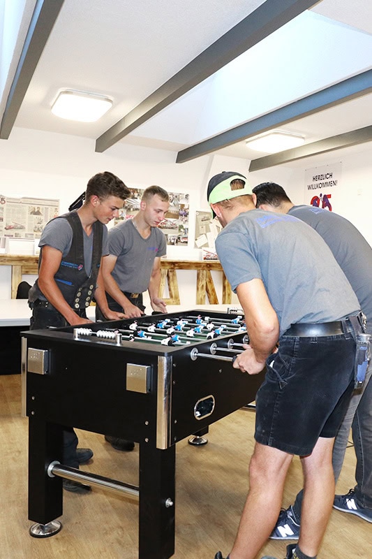 Dachdecker mit Holzbalken