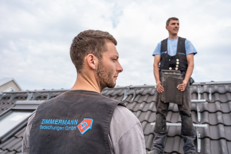 Dachdecker mit Holzbalken