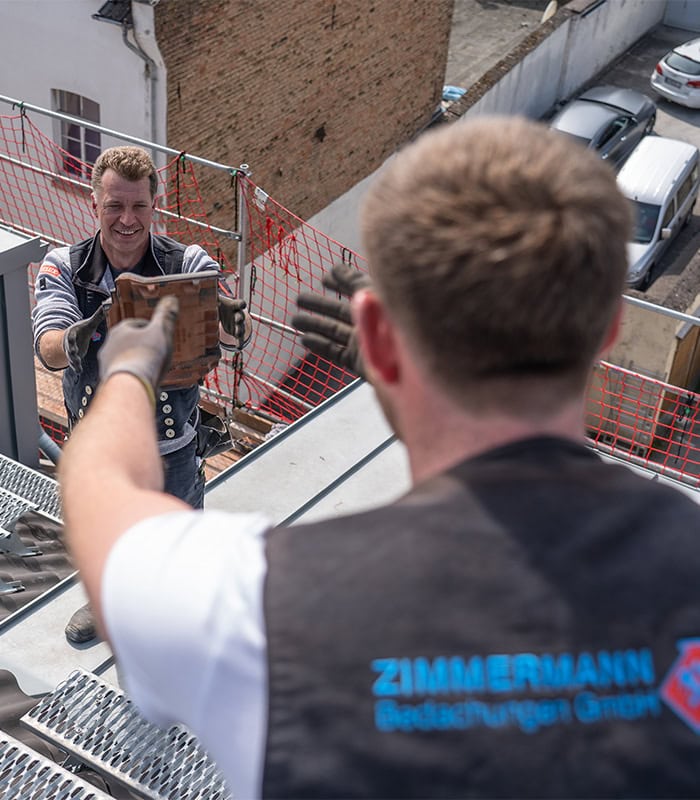 Dachdecker mit Holzbalken